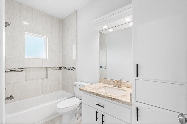 Building Photo - 905 Rotonda Ln