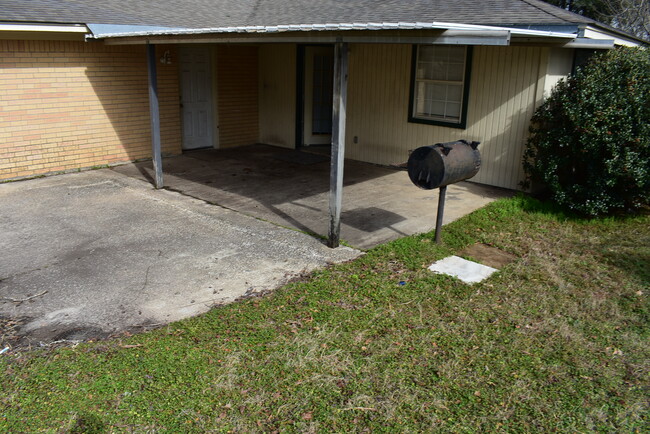 Building Photo - 523 Arbor Oak Dr