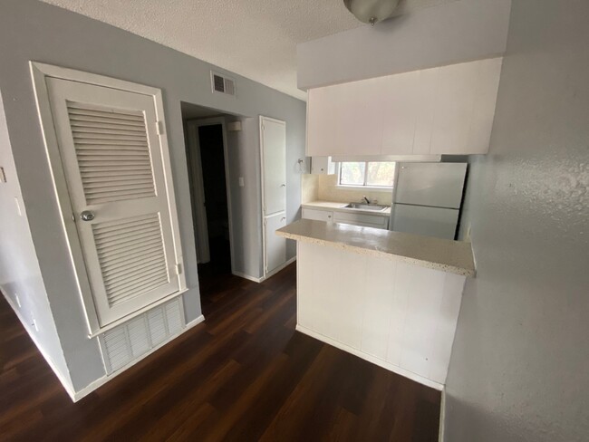 Building Photo - Redwood North — Your Midtown Hideout Near(...