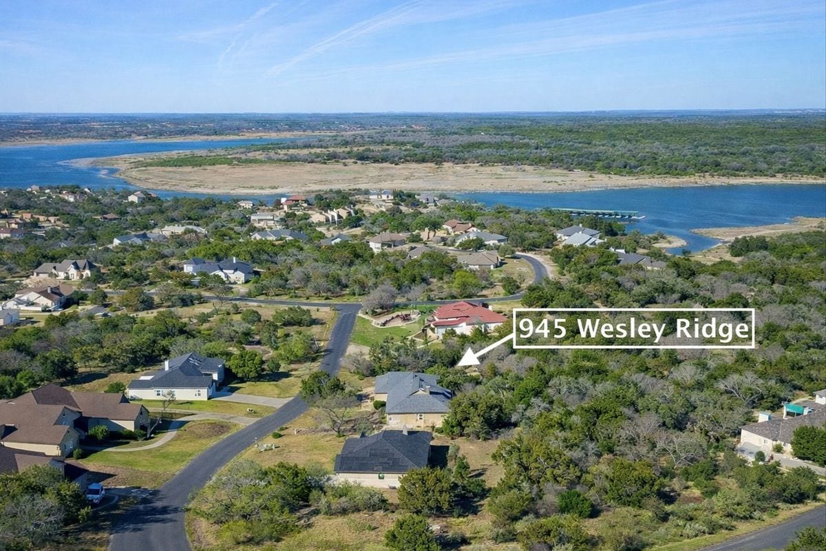 Building Photo - 945 Wesley Ridge Dr