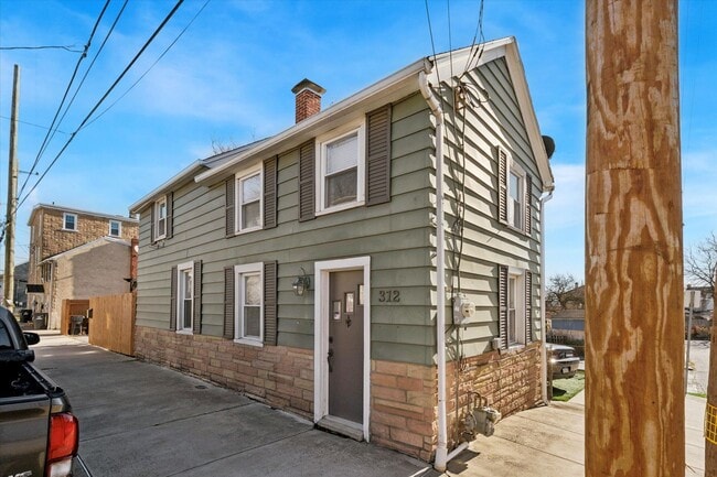 Building Photo - Charming 2-Bedroom Single-Family Home with off Street Parking