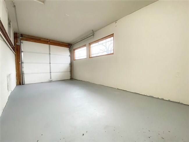 Building Photo - Charming 2-Bedroom Home with Hardwood Floors & Great Location Near Des Moines