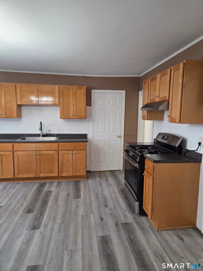 Building Photo - 3 Botsford St