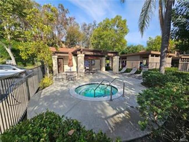 Building Photo - 1 bed, 1 bath Charming Unit in Lake Forest