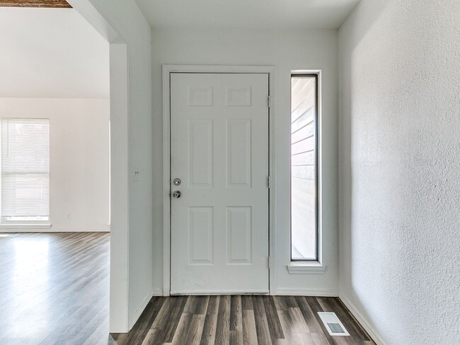 Building Photo - Beautiful 4 bedroom in South Tulsa and Union School District