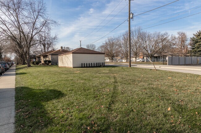 Building Photo - 4942 W 11th St