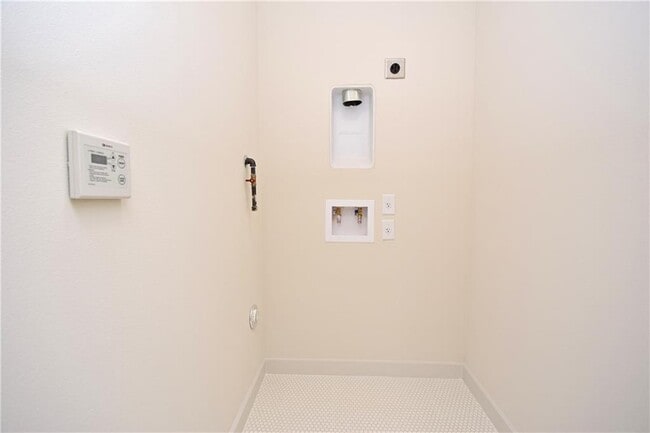 Building Photo - 5405 Sunshine Dr