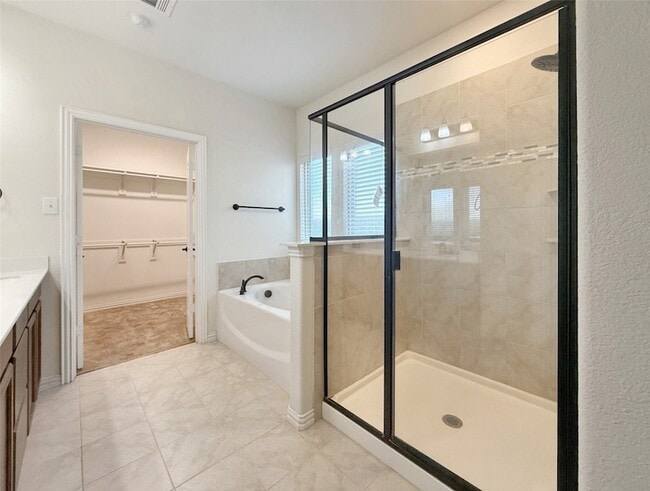 Building Photo - 2064 Barx Dr