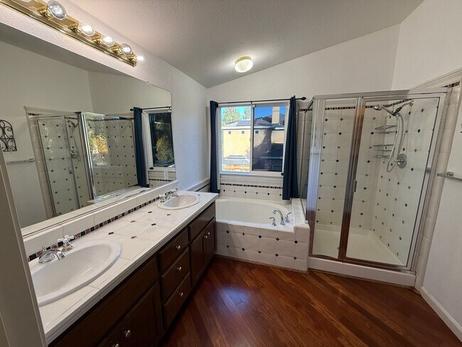 Building Photo - Large two story in Rose Hollow neighborhoo...