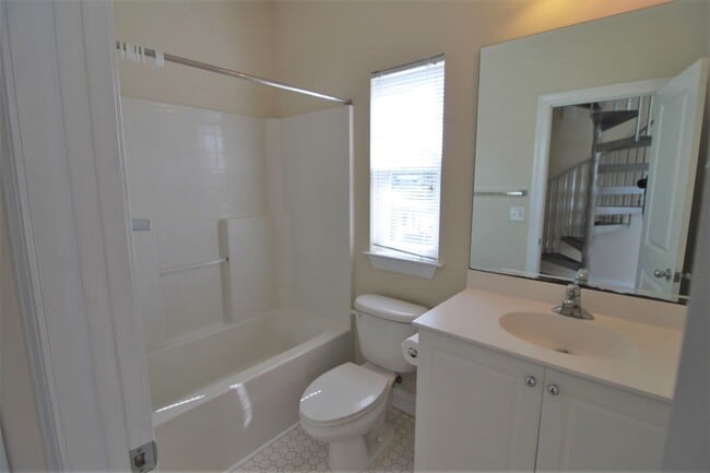 Building Photo - 2BR, 2BA Duplex with Close Water Access fo...