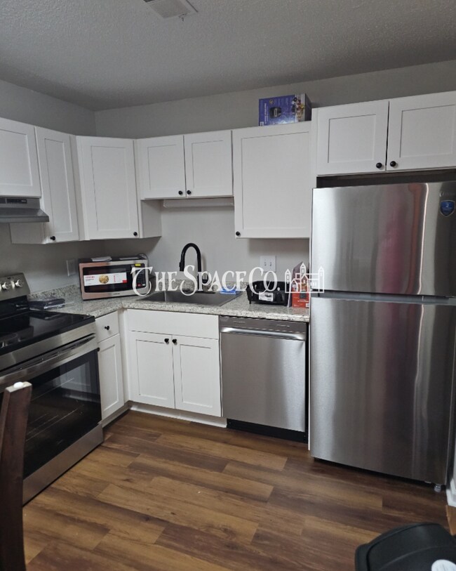 Building Photo - Fully Furnished Townhome — Move-In Ready in Summerville, SC