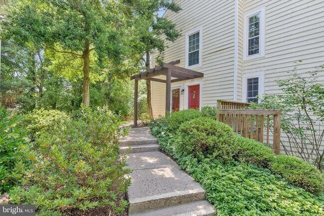 Building Photo - 10070 Oakton Terrace Rd