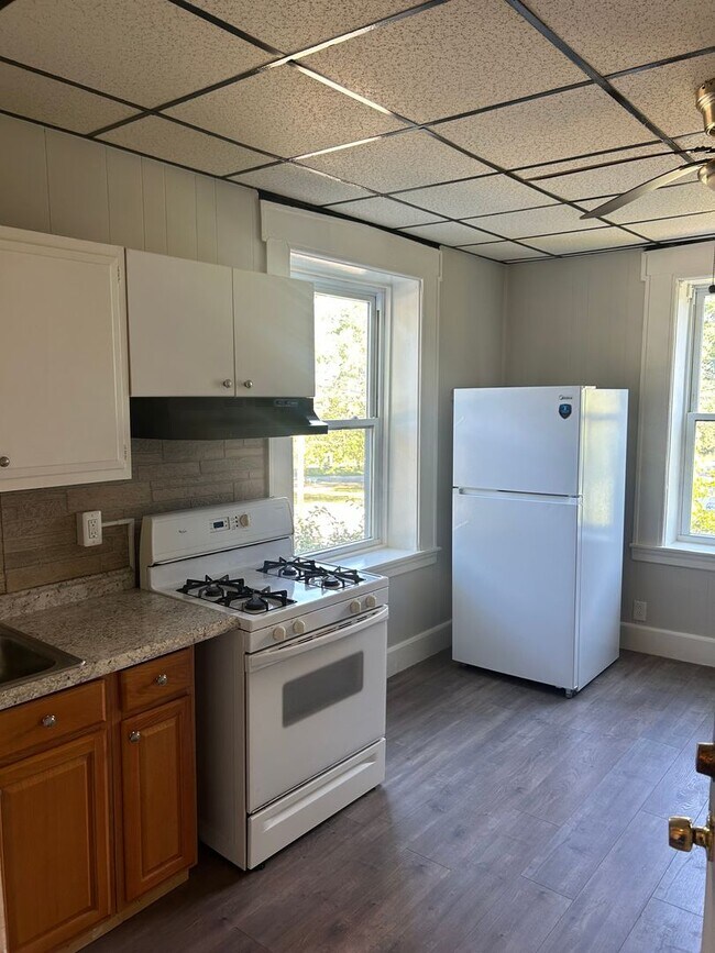 Building Photo - Studio Apartment for Rent – Utilities Included!