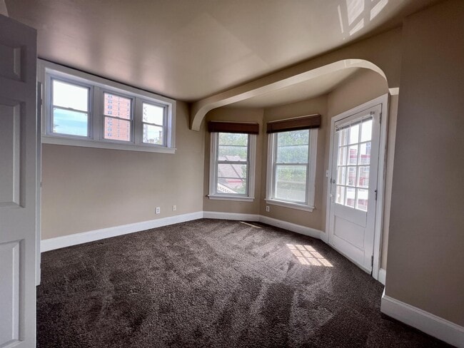 Building Photo - 1303 W 13th St