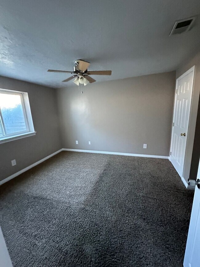 Building Photo - Must See!! 4 bedrooms 2 baths house in Lay...