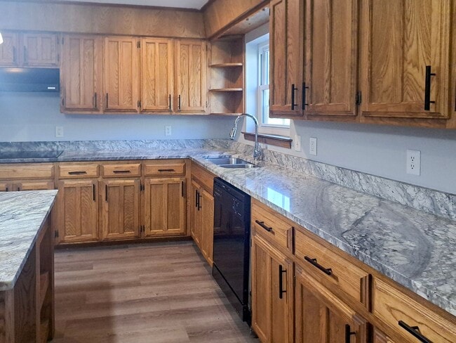 Building Photo - 4 Bedroom / 2 Bath / 2 Car Garage