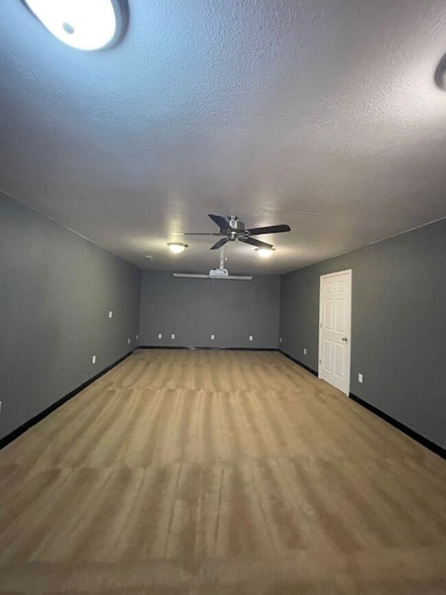 Building Photo - Beautiful 3 bedroom 3 bathroom!!