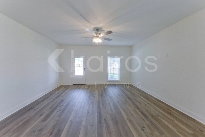 Building Photo - 7936 S Hendrick Dr