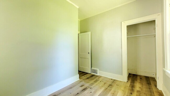 Building Photo - 721 Haney Ave