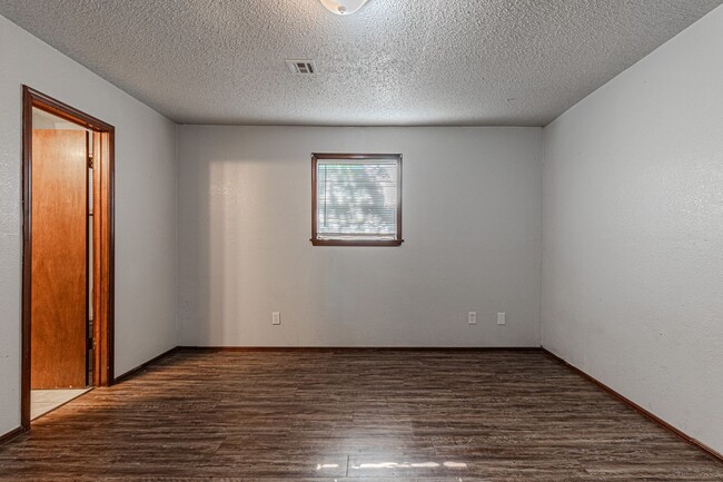Building Photo - 3 Bed 2 Bath in OKC!