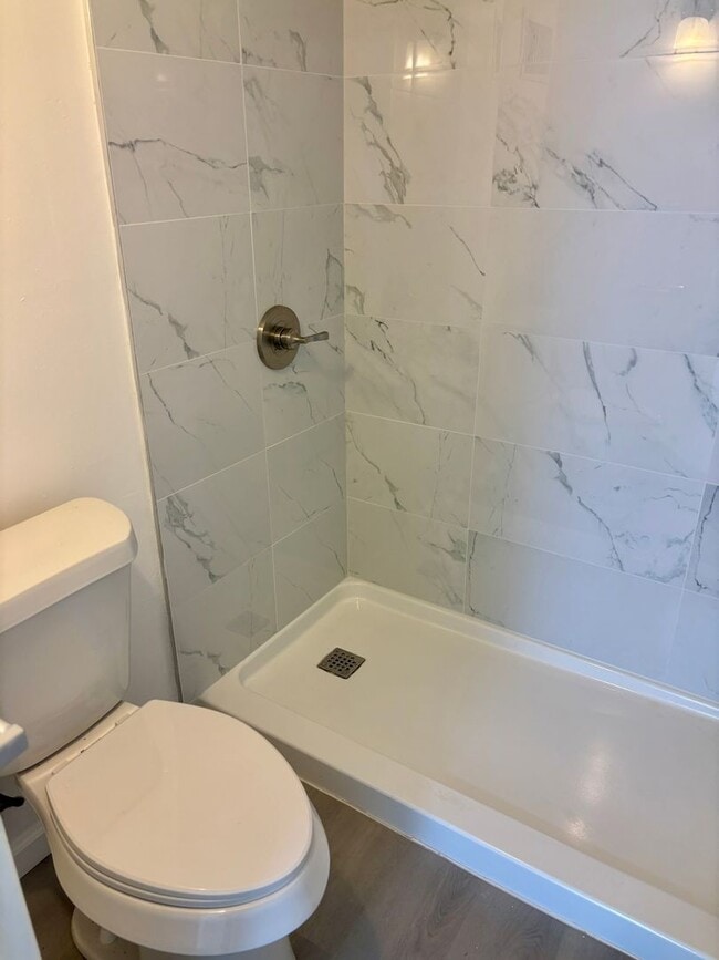 Building Photo - AVAILABLE NOW | Fully Renovated One Bedroo...