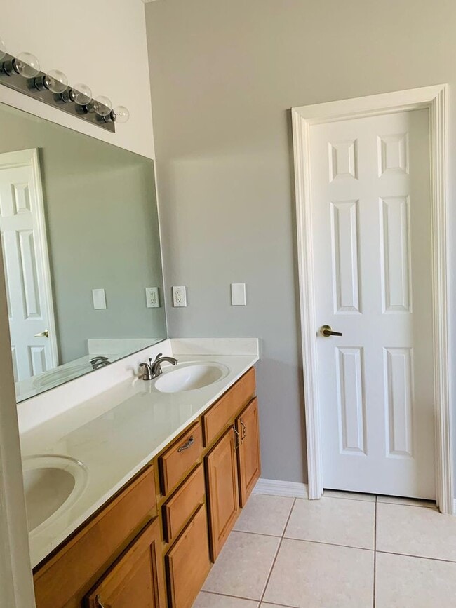 Building Photo - Beautiful 4 bed 3 bath plus Office and Pri...