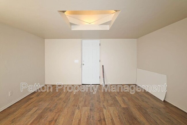 Building Photo - 4240 SW 10th Ave