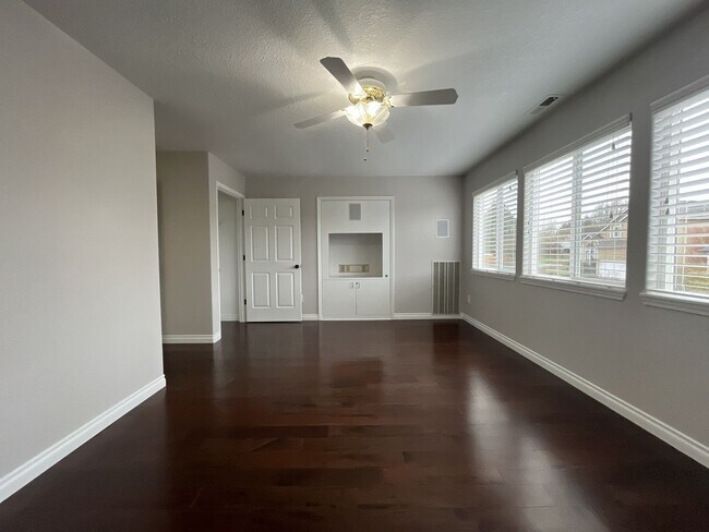 Building Photo - Grand 5 Bedroom Home Featuring 19ft Ceilings, Family Room & Main-Level Suite