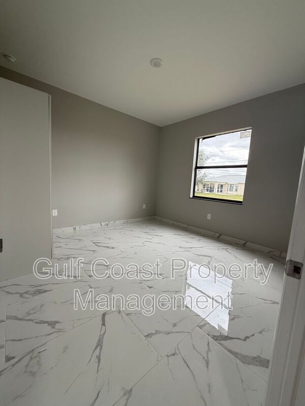 Building Photo - 1726 NE 13th St