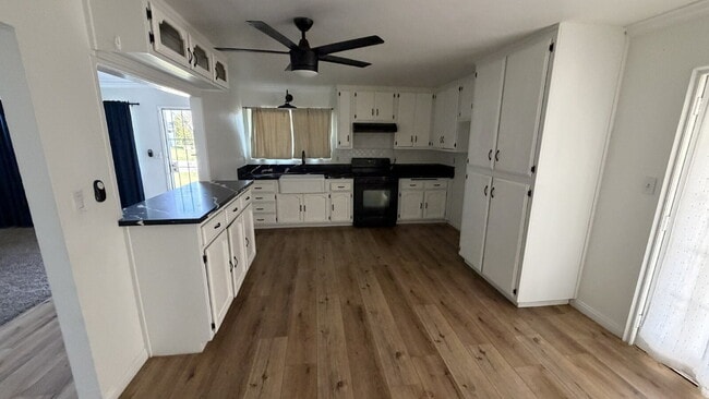 Building Photo - Beautiful Single-Story Home with Fireplace & Huge Backyard