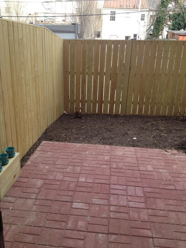 Building Photo - Modern 1 bed + Den in Logan Circle