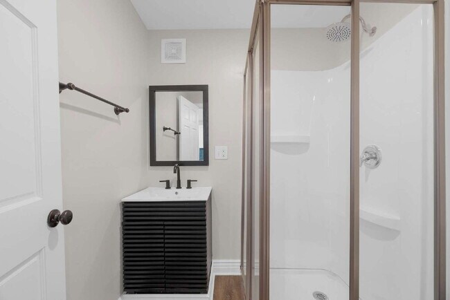 Building Photo - "Beautiful 3-Bedroom, 2-Full Bath Duplex Featuring Hardwood Floors and a Fenced Yard!"