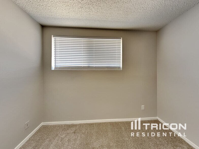 Building Photo - 14801 N 29th Dr