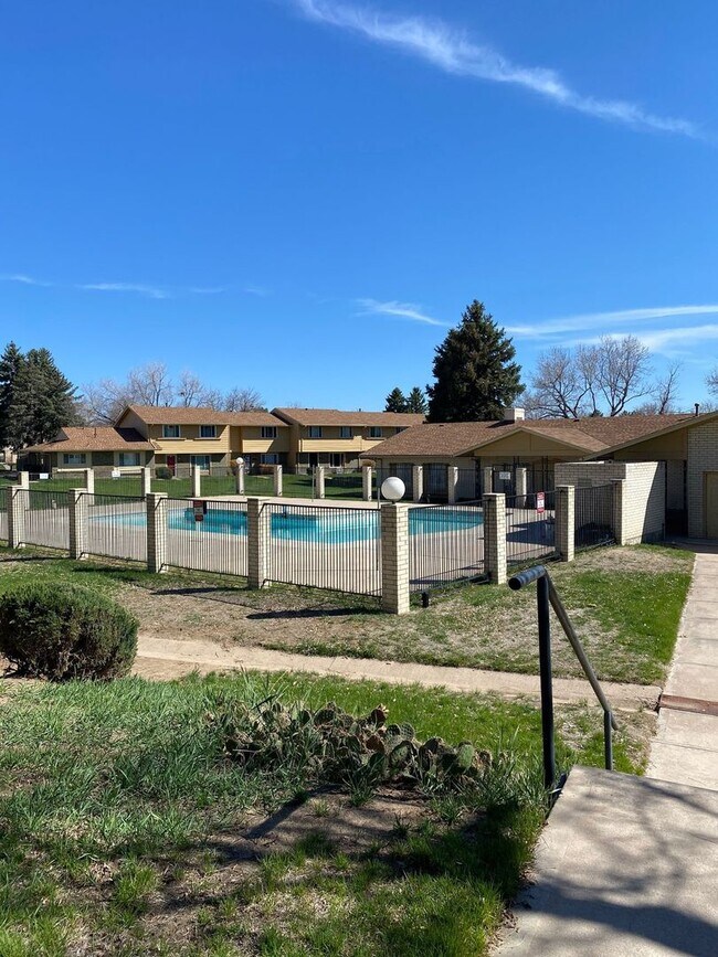Building Photo - Amazing 3 Bed / 2.5 Bath Townhome in 1st V...