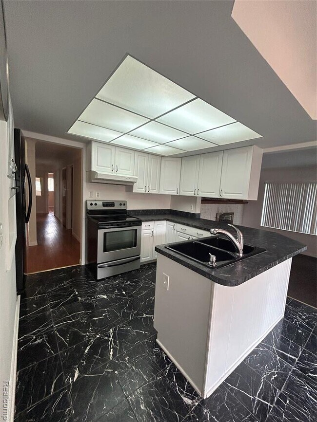 Building Photo - 129 Pleasant Lake Dr