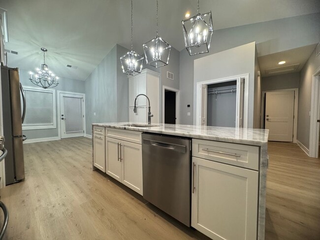 Building Photo - 2 Bedroom 2 bath Townhome in East Moline