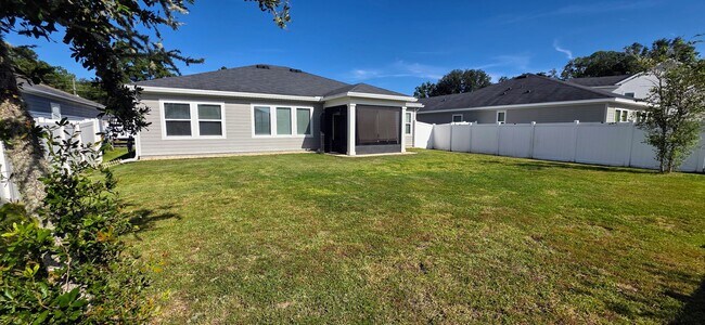 Building Photo - 3 bedroom 2 bath Open Floor Plan!