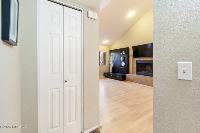 Building Photo - 5051 N Sabino Canyon Rd
