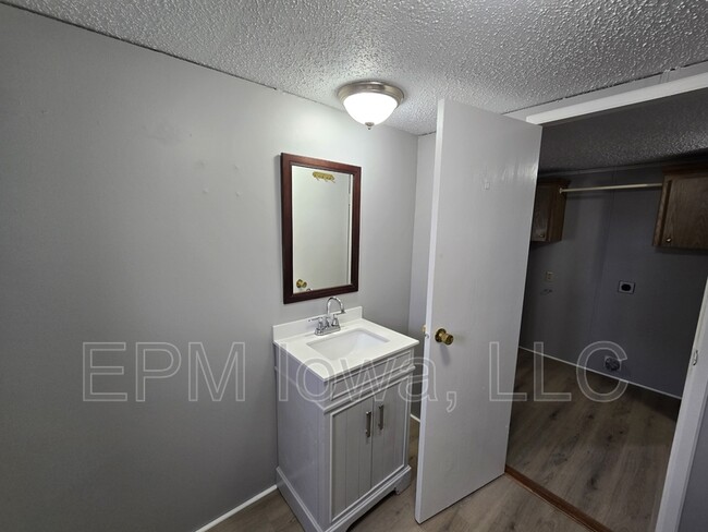 Building Photo - 700 W Ridgeway Ave