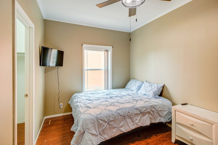 Building Photo - 210 W 2nd Ct