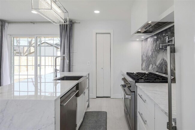 Building Photo - 8505 Spearman Dr