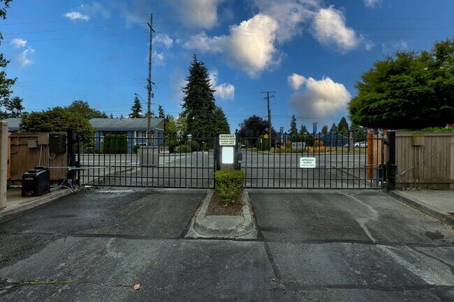 Building Photo - Charming 2-Bedroom Ground-Level Home in Qu...