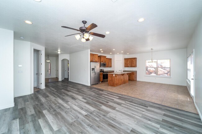 Building Photo - 1210 W Indian Hills Dr