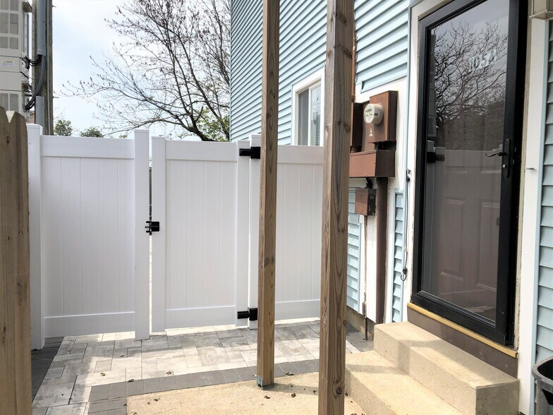 Building Photo - 105 Jamestown Rd