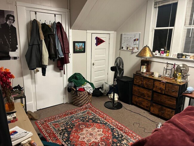 Building Photo - PRELEASE: Spacious 6+ bdrm/2 bath in York Neighborhood