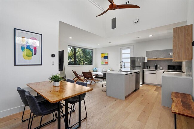 Building Photo - 1100 Romeria Dr