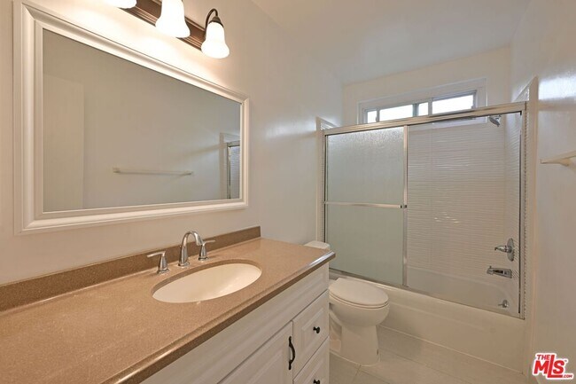 Building Photo - 1128 Rexford Dr