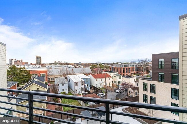 Building Photo - 701 N Henry St