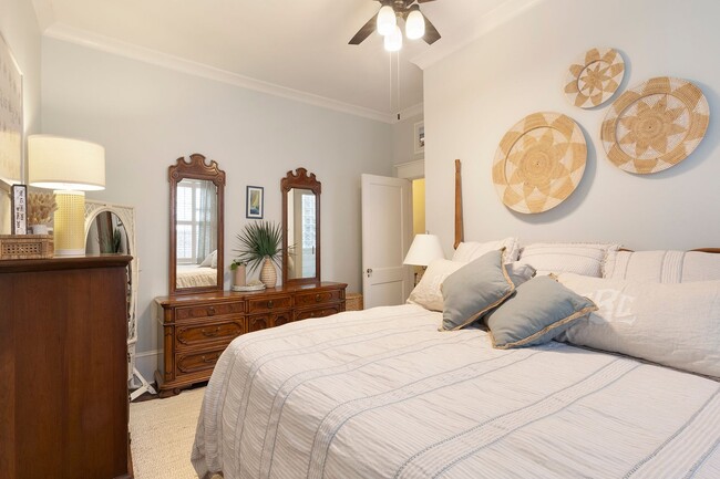 Building Photo - Timeless 3/2 in the Heart of Midtown by Piedmont Park!