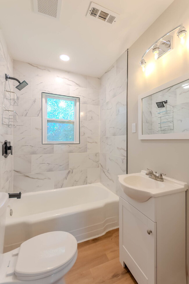 Building Photo - Fantastic 2 Bed, 1 Bath. Walk to MTSU! Uti...